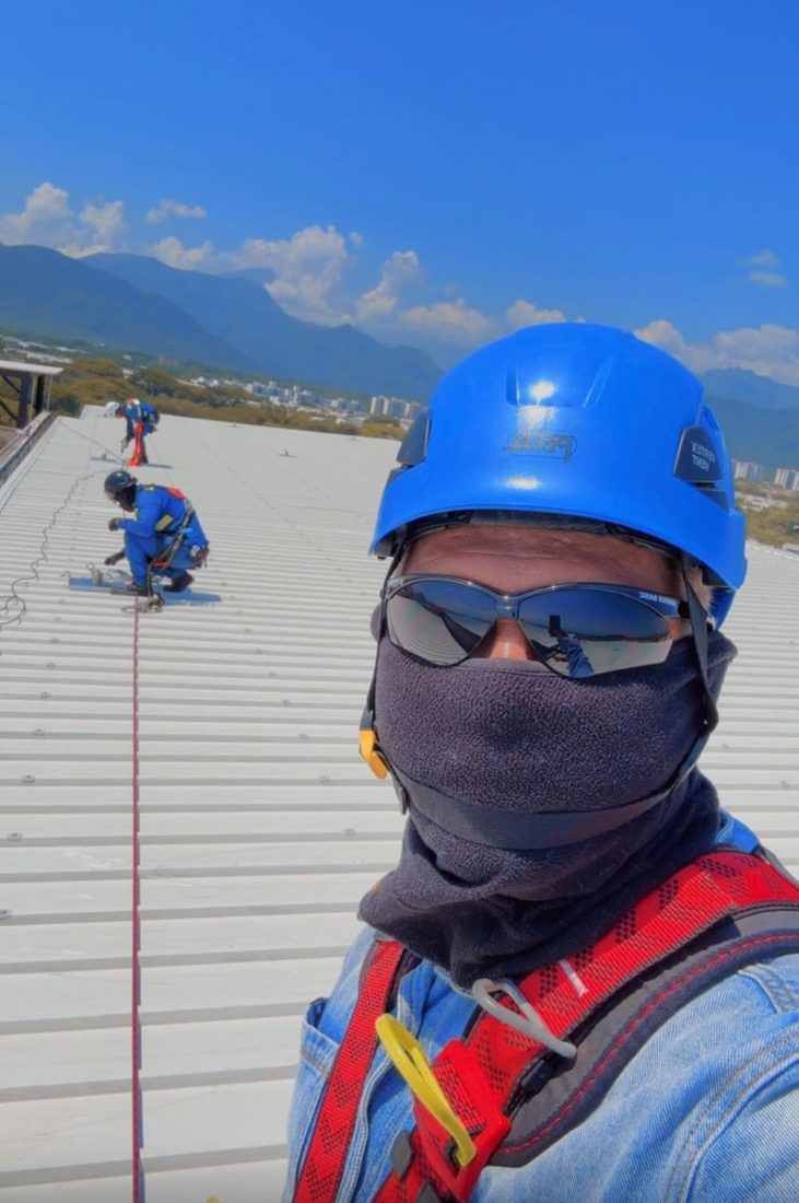 Técnico en trabajo en alturas con arnés y línea de vida — Asesoría y Diseños C&M